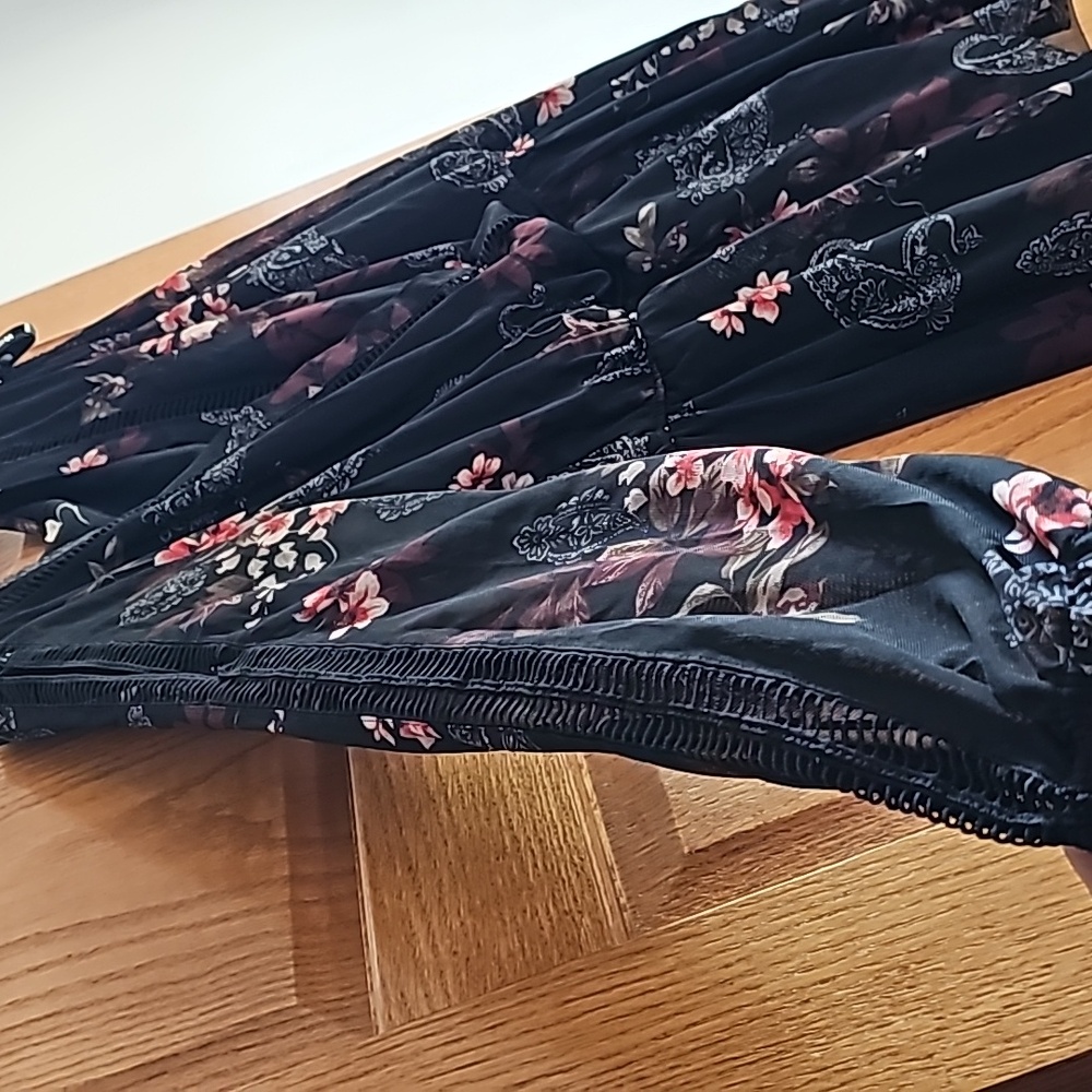 Gimmick blouse with reddish flowers. - Picture 2 of 7